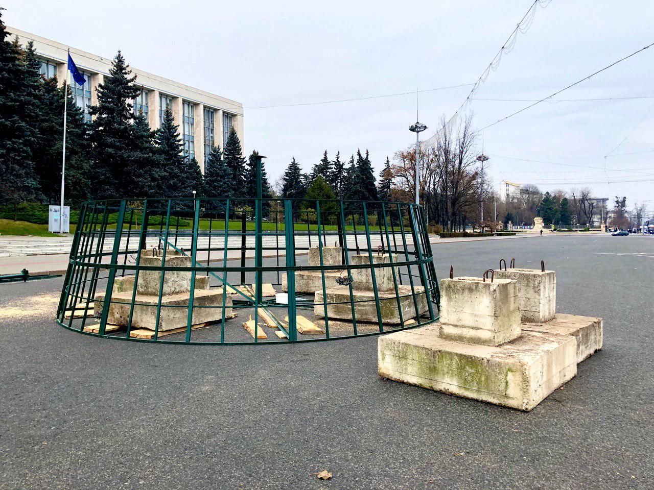 На ПВНС начали устанавливать новогоднюю елку.