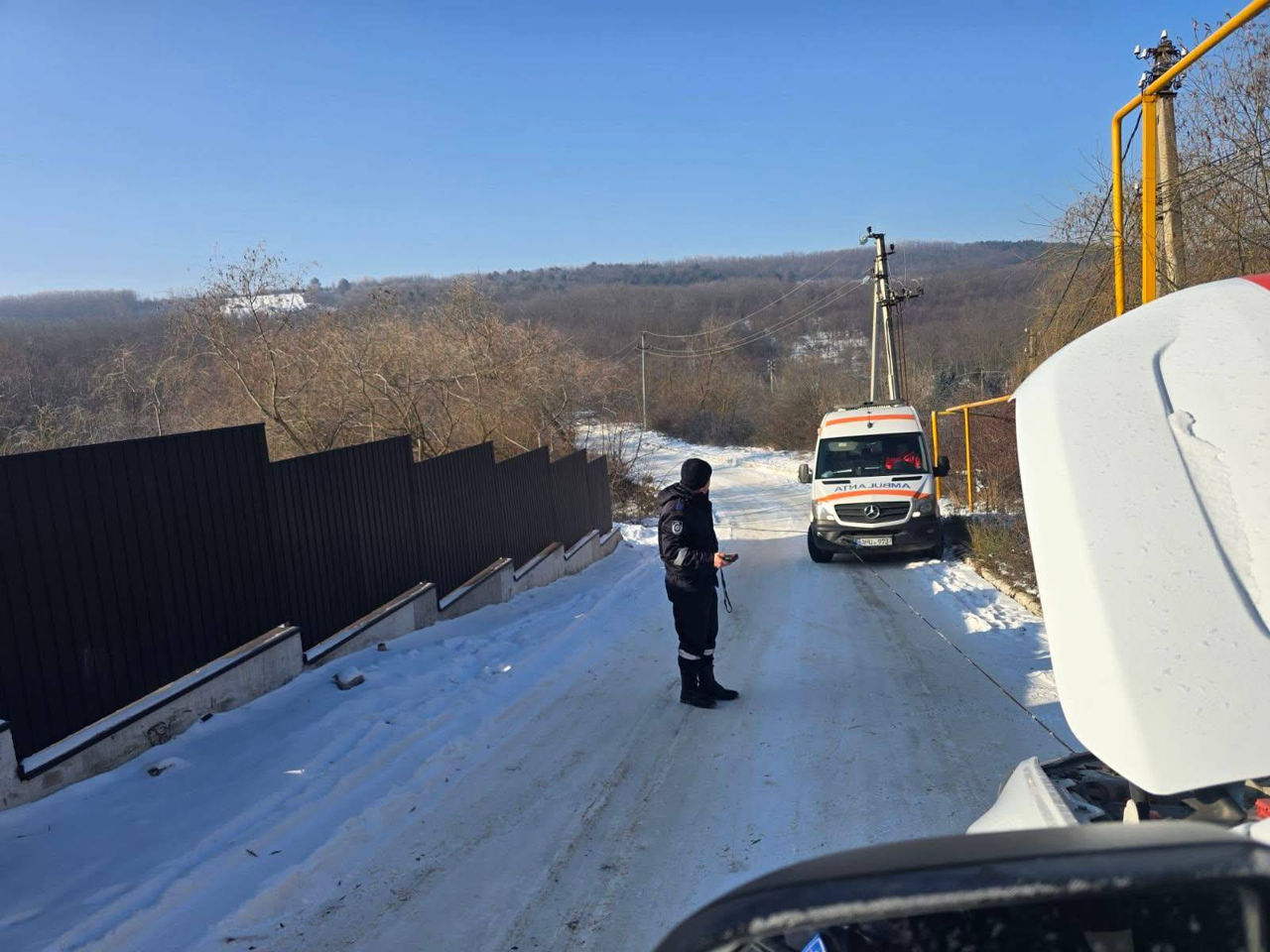 Două ambulanțe au rămas blocate pe drumuri din cauza ghețușului.