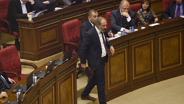 Пашиняна выдвинули на пост премьера Армении на спецзаседании парламента.