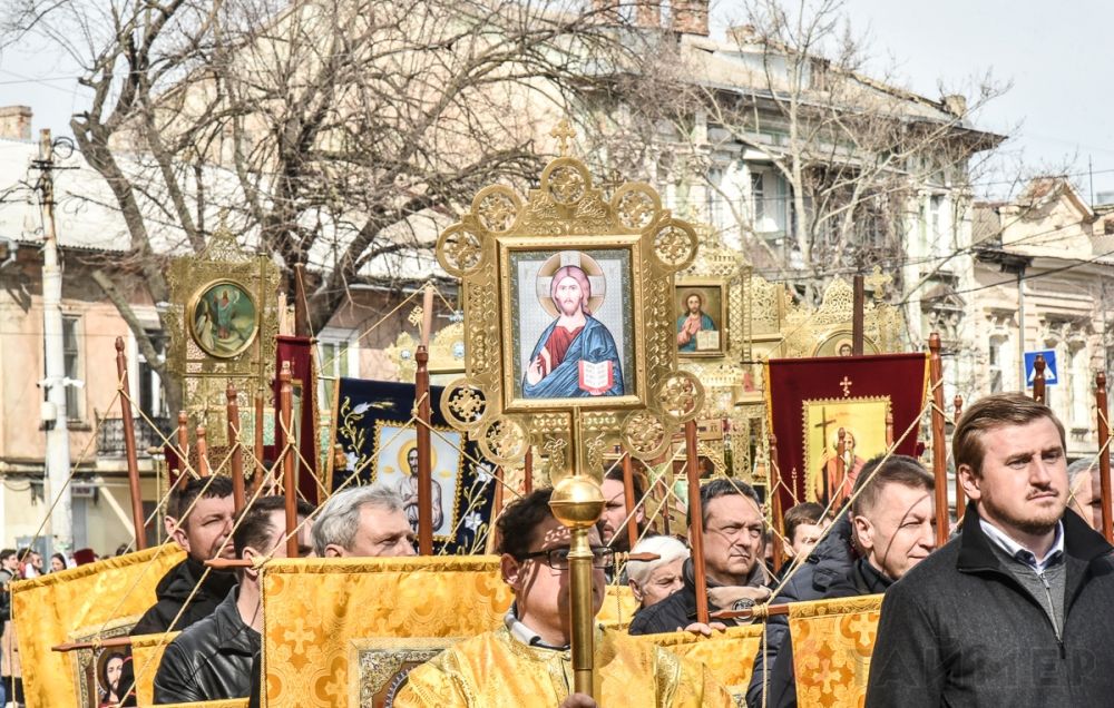 В Одессе прошел крестный ход с молитвой о мире на Украине.