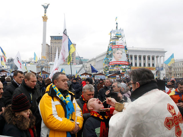 Созванное украинской оппозицией так называемое "Народное вече" на Майдане Незалежности в Киеве началось в воскресенье с молебна. Фото: Reuters