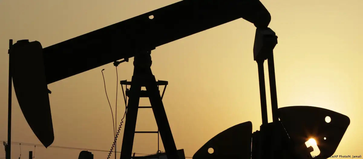 Страны ОПЕК+ продлили сокращение добычи нефти до конца июня.