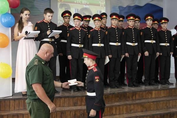 Первые выпускники Суворовского училища получили аттестаты.