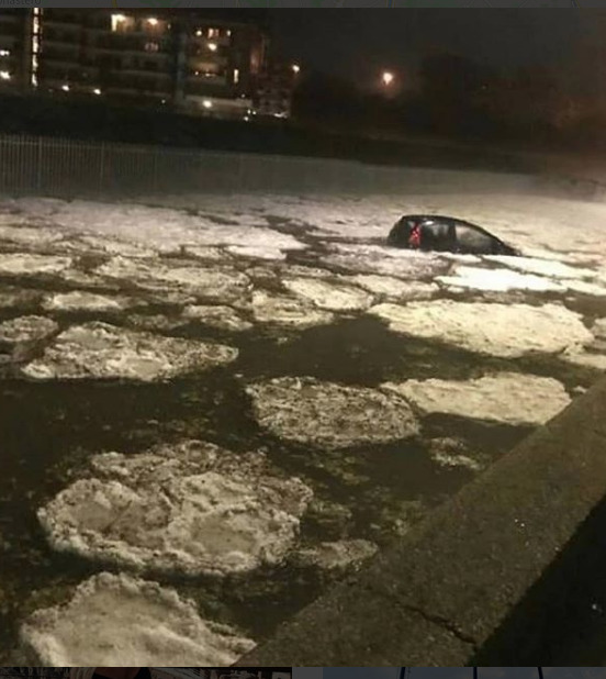 В самом центре итальянской столицы — снег и огромные льдины.