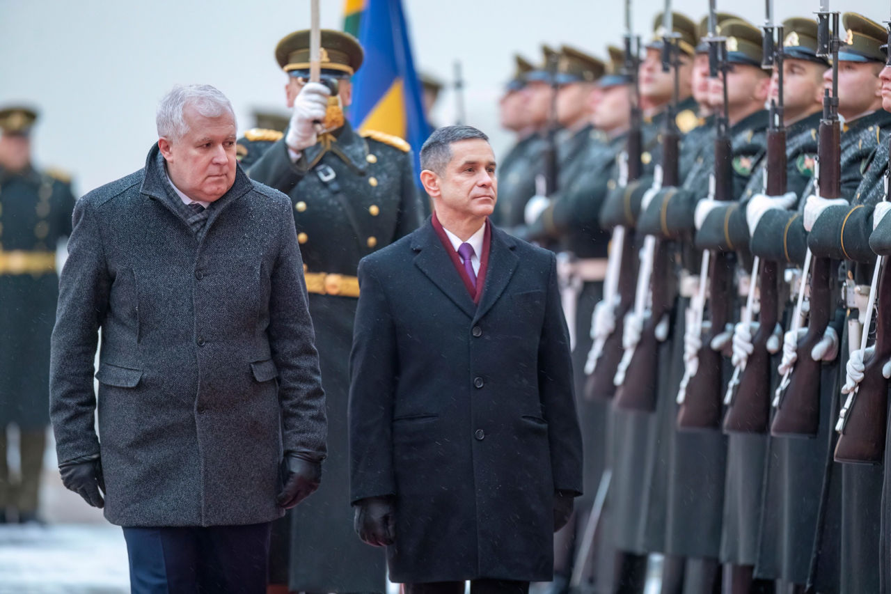 Носатый присутствует на военном параде, проводимом в Вильнюсе по случаю Вооруженных Сил Литвы.