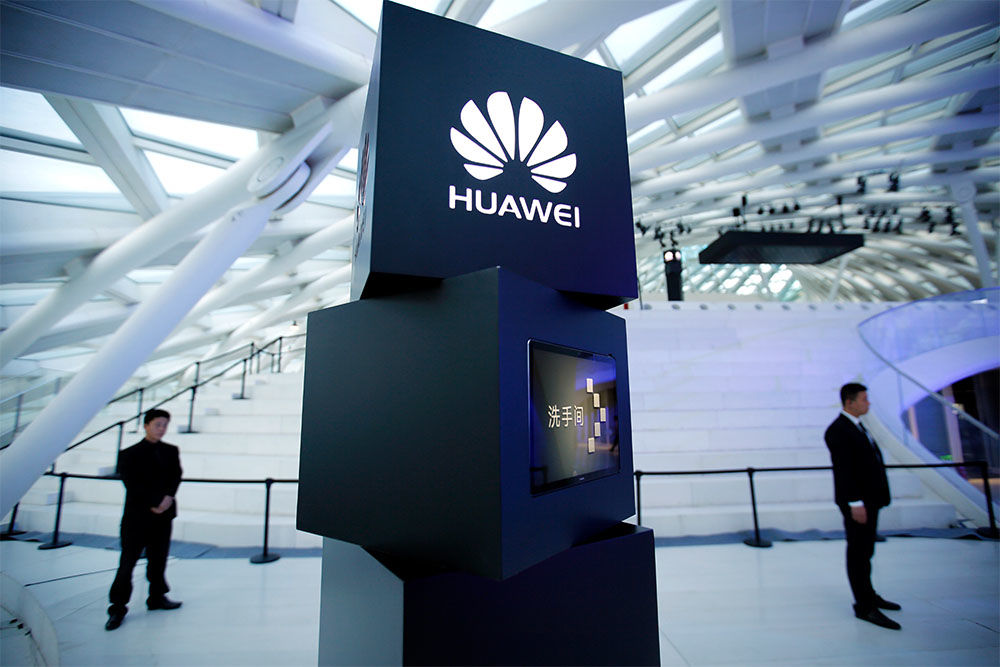 Страдающий от санкций Huawei удвоит зарплату всем сотрудникам.