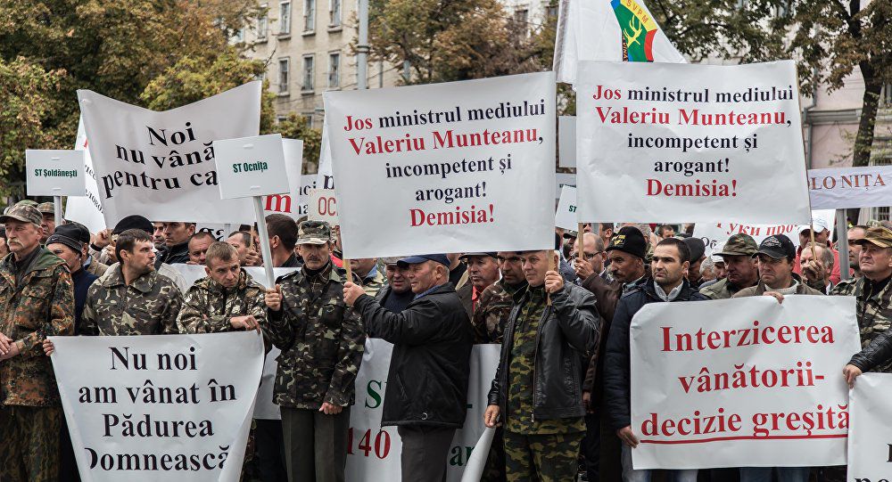 Протестующие недовольны решением правительства по открытию охотничьего сезона 2015-2016.
