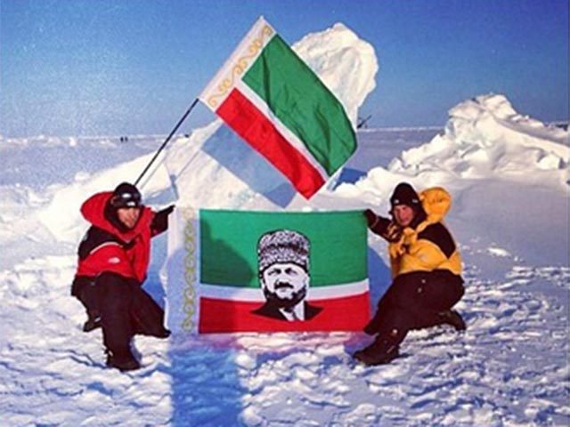 Глава Чечни Рамзан Кадыров сообщил о новом патриотическом достижении Чечни: на Северном полюсе теперь развевается флаг республики. Фото: kadyrov_95 / instagram.com