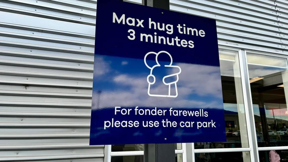 Aeroportul din Noua Zeelandă interzice îmbrățișările pentru mai mult de trei minute.