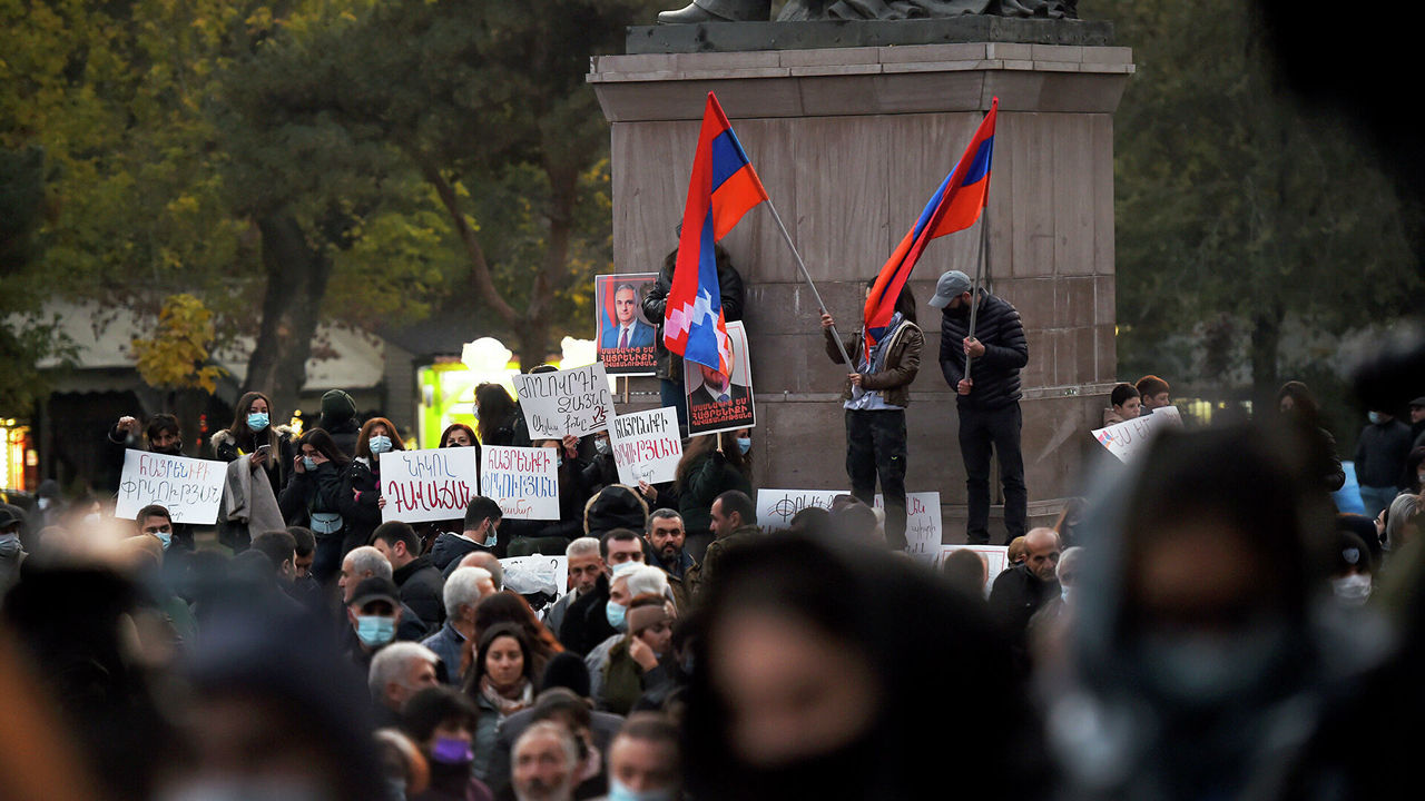 На митинге в Ереване представили план действий оппозиции.