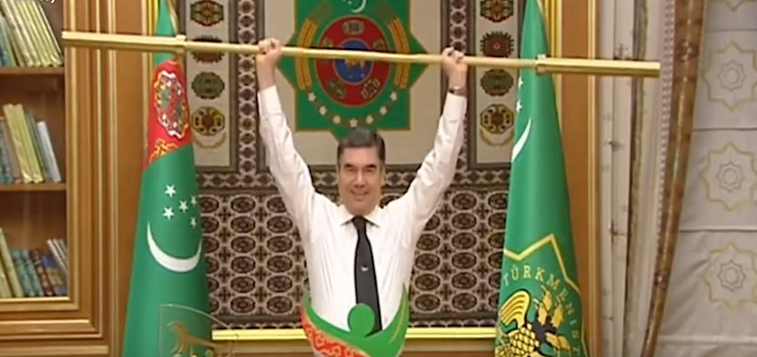 Бердымухамедов продемонстрировал чиновникам свои спортивные навыки, подняв позолоченный гриф над головой.