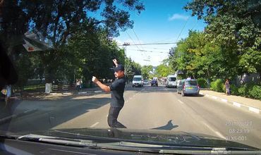 Un bărbat, cât pe ce să fie călcat de o mașină la Bălți