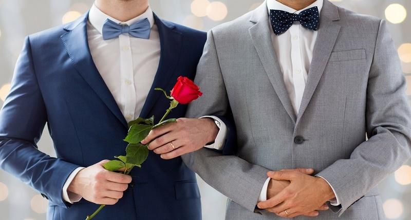 Marea Britanie ajută cuplurile de homosexuali să se căsătorească în Australia. 