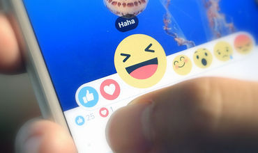 Facebook a înlocuit butonul „Like” cu o serie de emoticoane. Foto: meduza.io