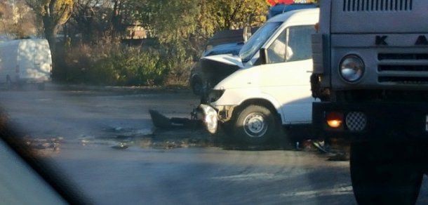 Un microbuz s-a ciocnit cu un zil de la Î.M. Autosalubritate.  Foto: facebook.com // Dorin Zavtur
