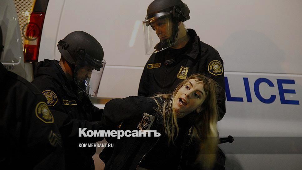 СМИ: Тайная полиция Трампа затаскивает демонстрантов в фургоны.