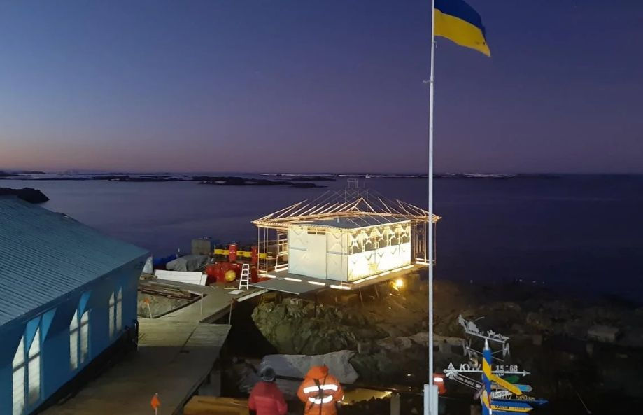 Украинские полярники зафиксировали редкое явление на воде.