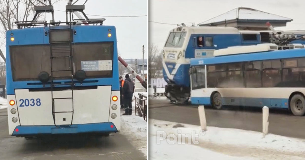 В Бельцах троллейбус сломался вблизи железнодорожного переезда.