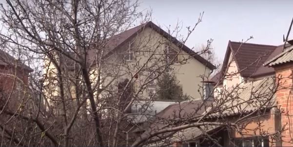 Дом, в котором живет в Ростове-на-Дону беглый экс-президент Виктор Янукович, насчитывает три этажа.