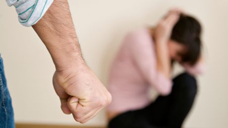 Și-a băgat soția și soacra în spital, iar acum are interdicția de a se apropia de casă. Foto: lavifirm.com