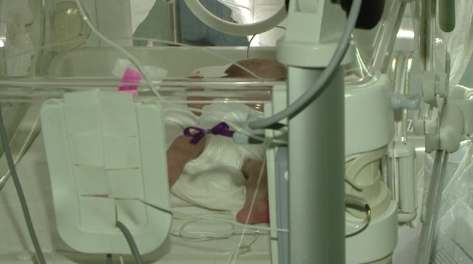 O copilă a devenit mamă la 13 ani. Medicii sunt îngrijorați