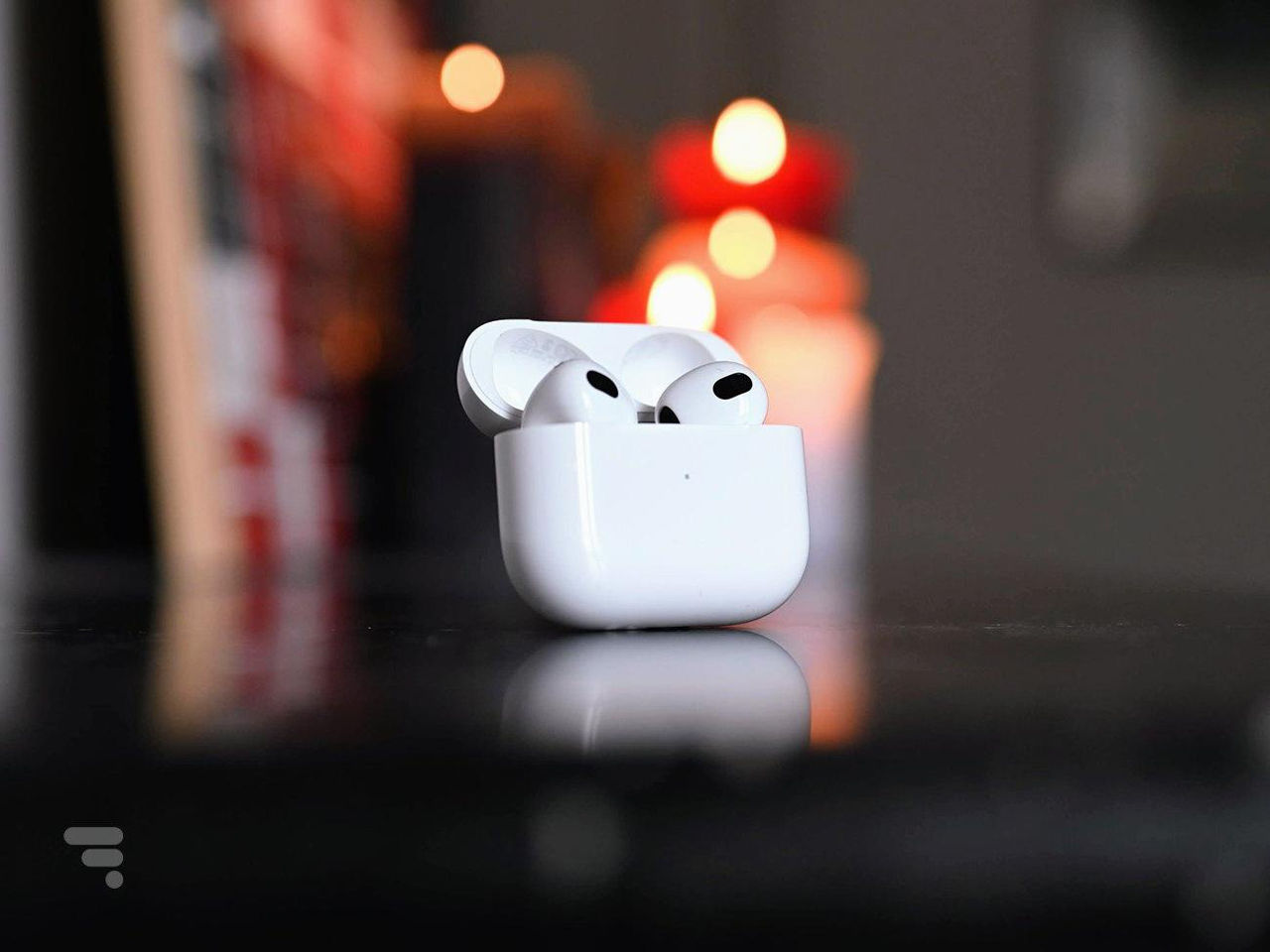 Apple разрабатывает бюджетные наушники AirPods Lite.