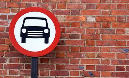  Doar autobuzele şi taxiurile pot circula pe anumite trasee.