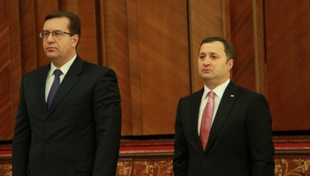 În schimb primul ministru se declară optimist și afirmă că va fi organizată o ședință specială a Parlamentului în zilele imediat următoare