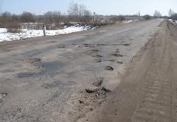 Дорожное полотно сыпется, а мостовая конструкция скоро и вовсе может разрушиться.