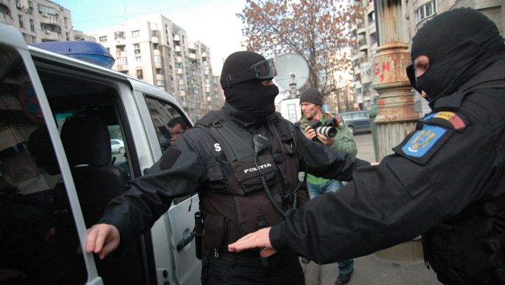 Persoanele bănuite ar fi folosit o firmă de avocatură şi un lichidator judiciar, prin intermediul cărora încheiau tranzacţii fictive.