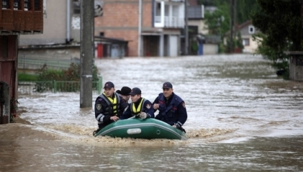 O ploaie torențială a dat peste cap traficul într-un oraș din centrul Serbiei. Circulația a devenit imposibilă după ce nivelul precipitaţiilor a ajuns la 50 de litri pe metru pătrat.