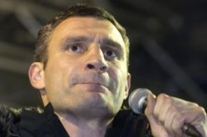 Виталий Кличко извинился перед находящимися на майдане Независимости людьми за то, что пожал руку президенту Украины Виктору Януковичу. Фото: newsfiber.com