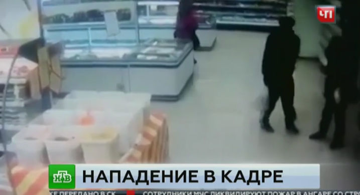 Ни посетители магазина, ни охрана совершенно не реагируют на происходящее.
