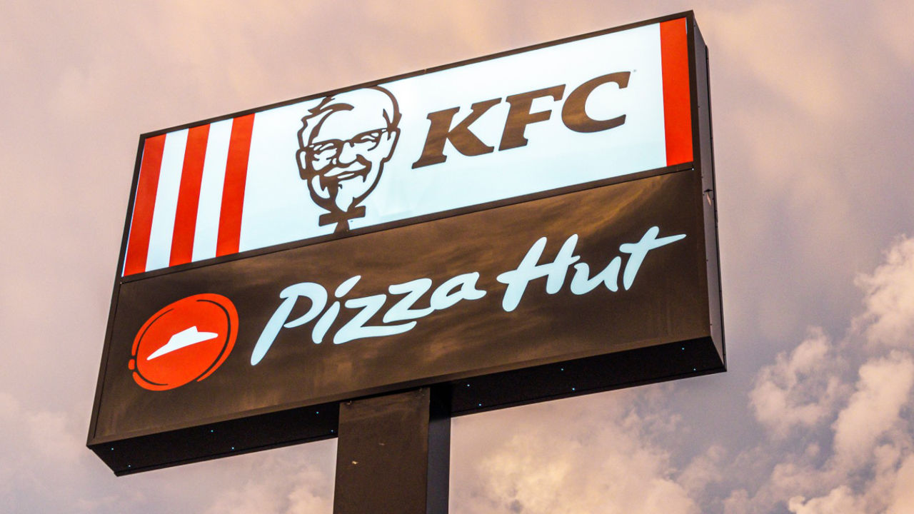 Владелец франшизы KFC и Pizza Hut не смог продать бизнес в РФ.