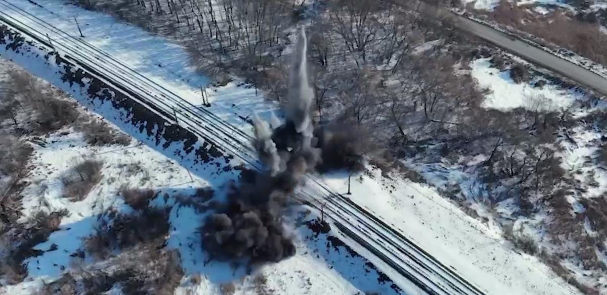 Украинские военные взорвали железнодорожный мост на границе с Россией.
