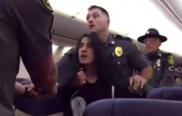 O tânără a fost târâtă în afara avionului pentru că suferea de alergie la câini. 