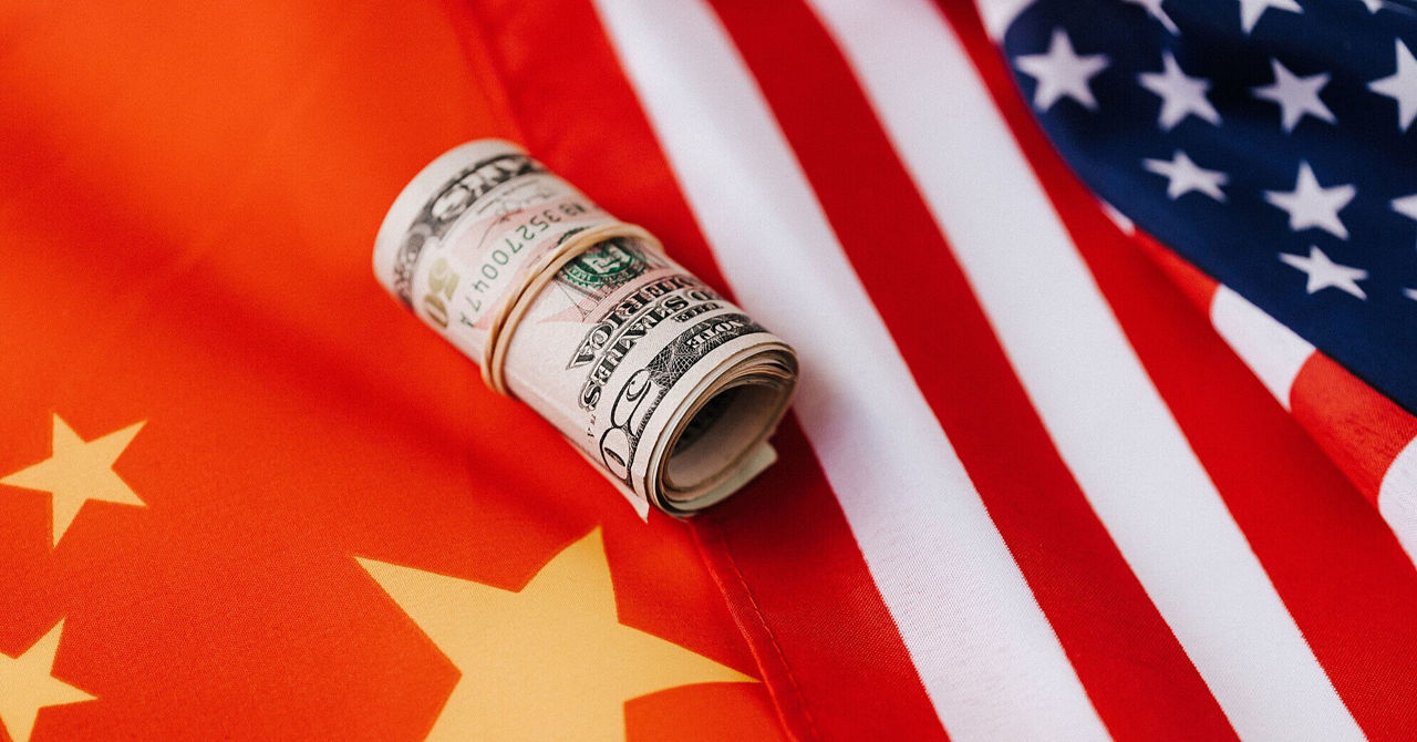 США повысили пошлины на китайские товары до 104%