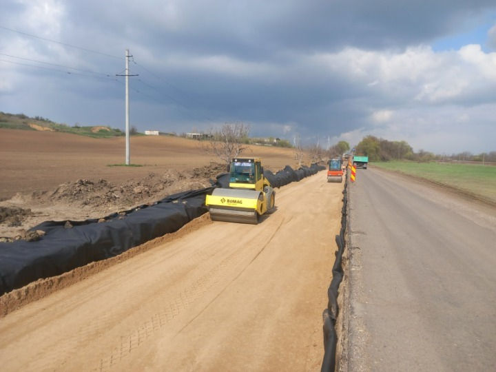 Lucrările de reparație a drumului R26 Bender – Căușeni – Cimișlia, în plină desfășurare.