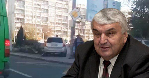 Серафим Урекян припарковал машину на тротуаре.