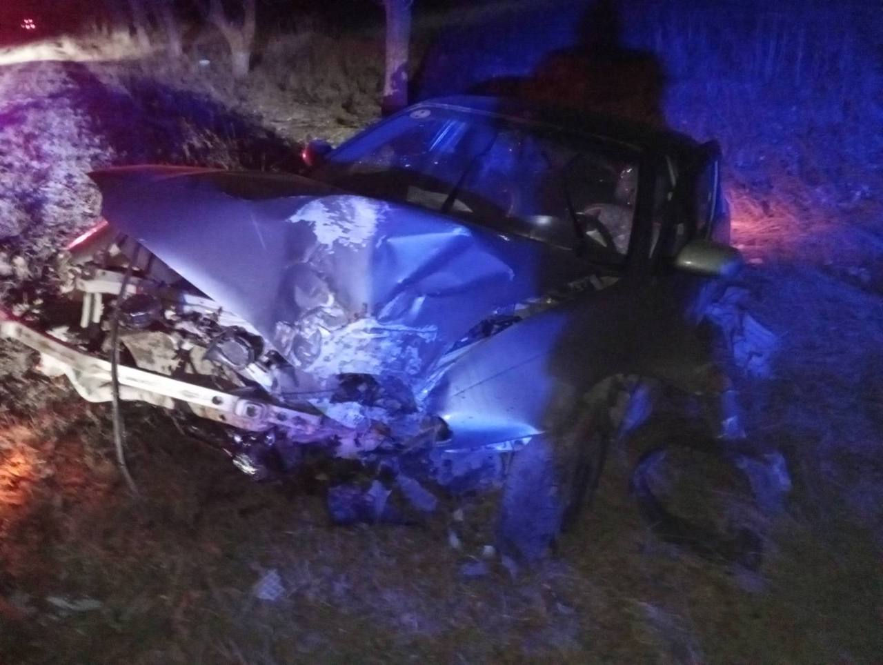 Un șofer beat și fără permis de conducere s-a izbit de un copac la Ștefan Vodă: O pasageră, rănită.