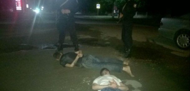 I-au vândut unui polițist 3 kilograme de droguri și și-au nenorocit „afacerea”.  Foto: igp.gov.md