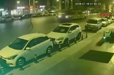 Во время проезда последней бронемашины, мужчине не хватило времени, чтобы избежать наезда танка.