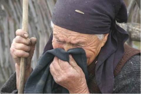 Tipii au ameninţat victimele cu maltratarea fizică, aplicându-i bătrânei o lovitură cu lanterna în regiunea capului.
