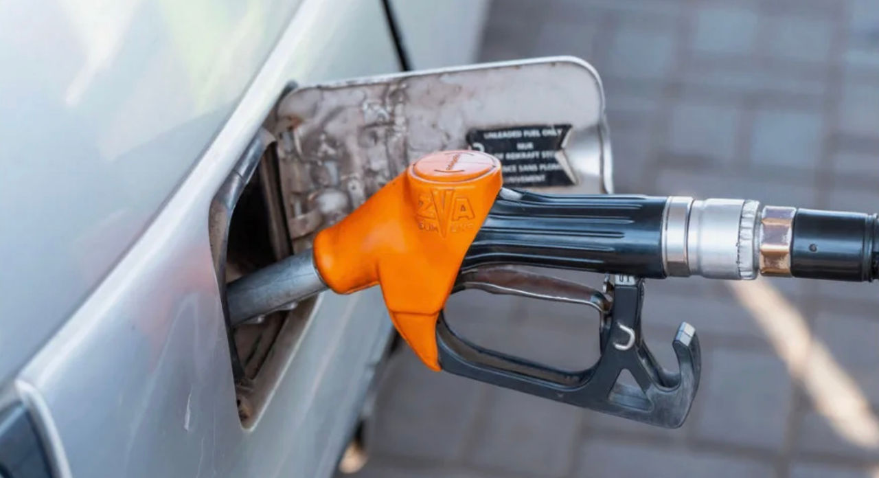 Prețurile la carburanți continuă să scadă în Moldova.
