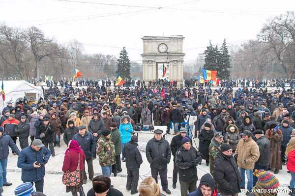 O mulţime de protestatari s-au adunat pentru a treia zi consecutiv în centrul capitalei, pentru a cere desfăşurarea alegerilor parlamentare anticipate.