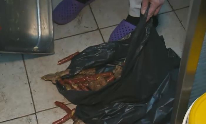 Plan Detaliu. Românii aruncă banii la gunoi. Foto: digi24.ro