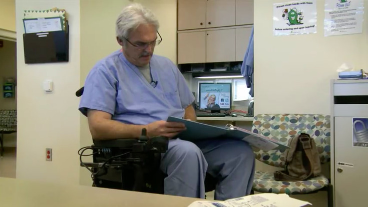 Doctorului paralizat care operează din scaunul cu rotile
