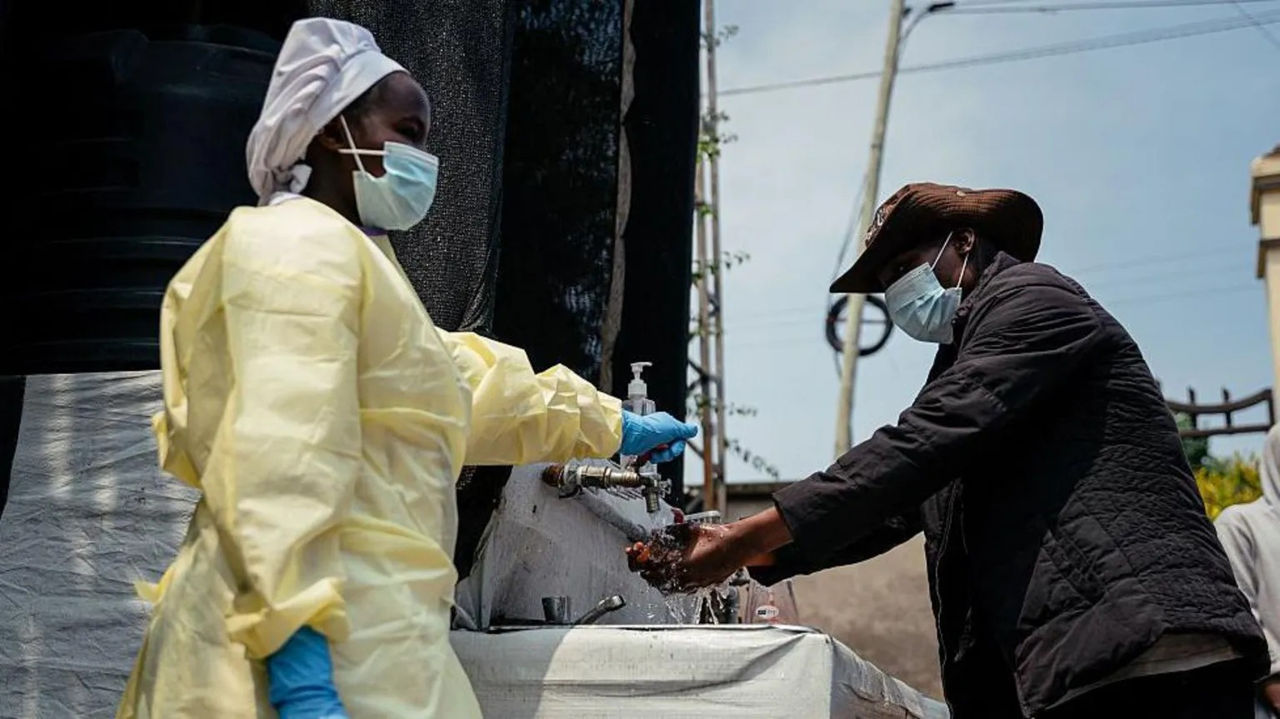 OMS: Virusul Ebola a circulat neobservat timp de două luni.