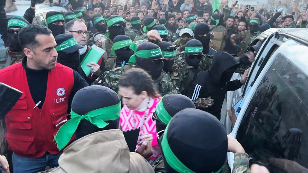 Hamas a oferit suveniruri și certificate prizonierelor israeliene eliberate.