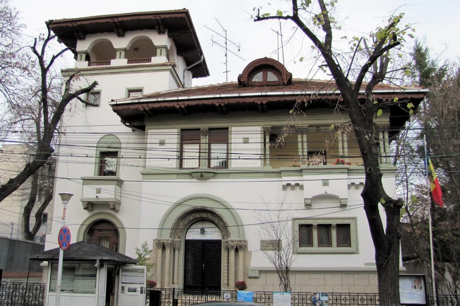 Преступники ворвались в квартиры двух высокопоставленных сотрудников посольства Республики Молдова в Румынии.